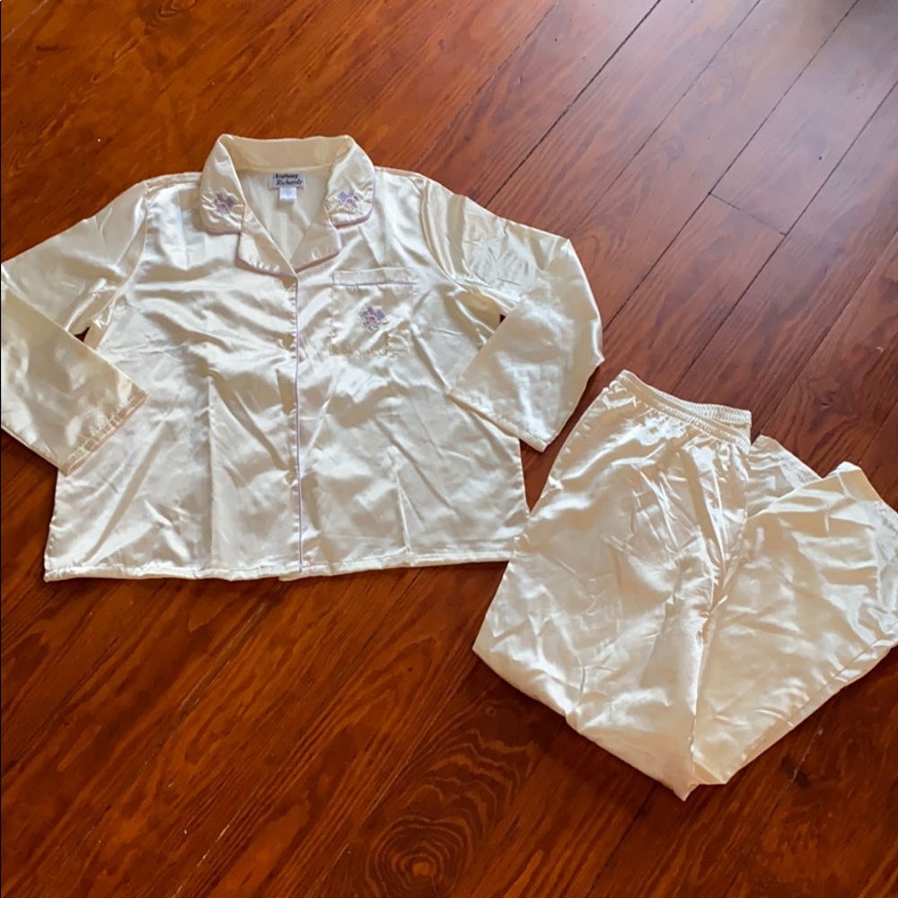 Ivory NWT satin pajamas embroidered floral pocket